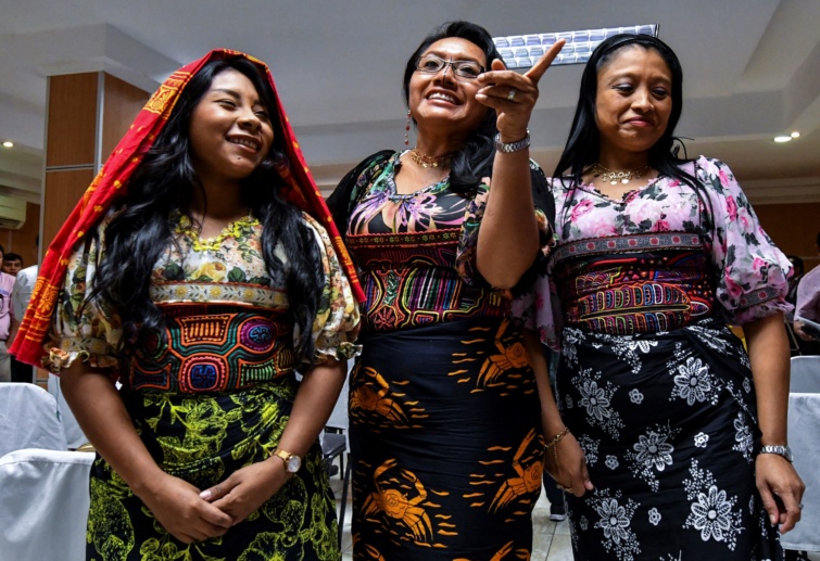Guna nők hagyományos molába öltözve egy panamavárosi konferencián.