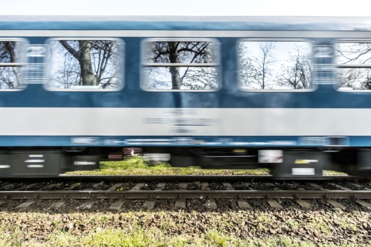 A MÁV vonata mozgás közben.