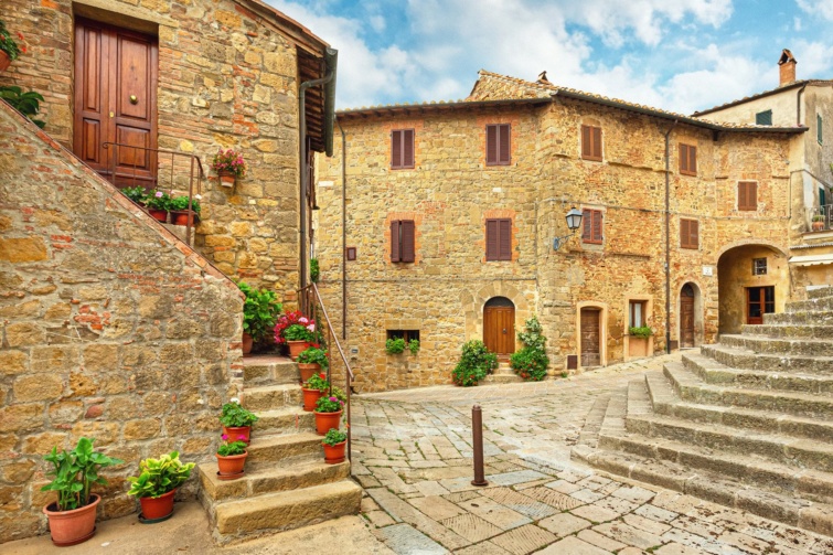 Bájos olasz utcai látkép kőből épült házakkal