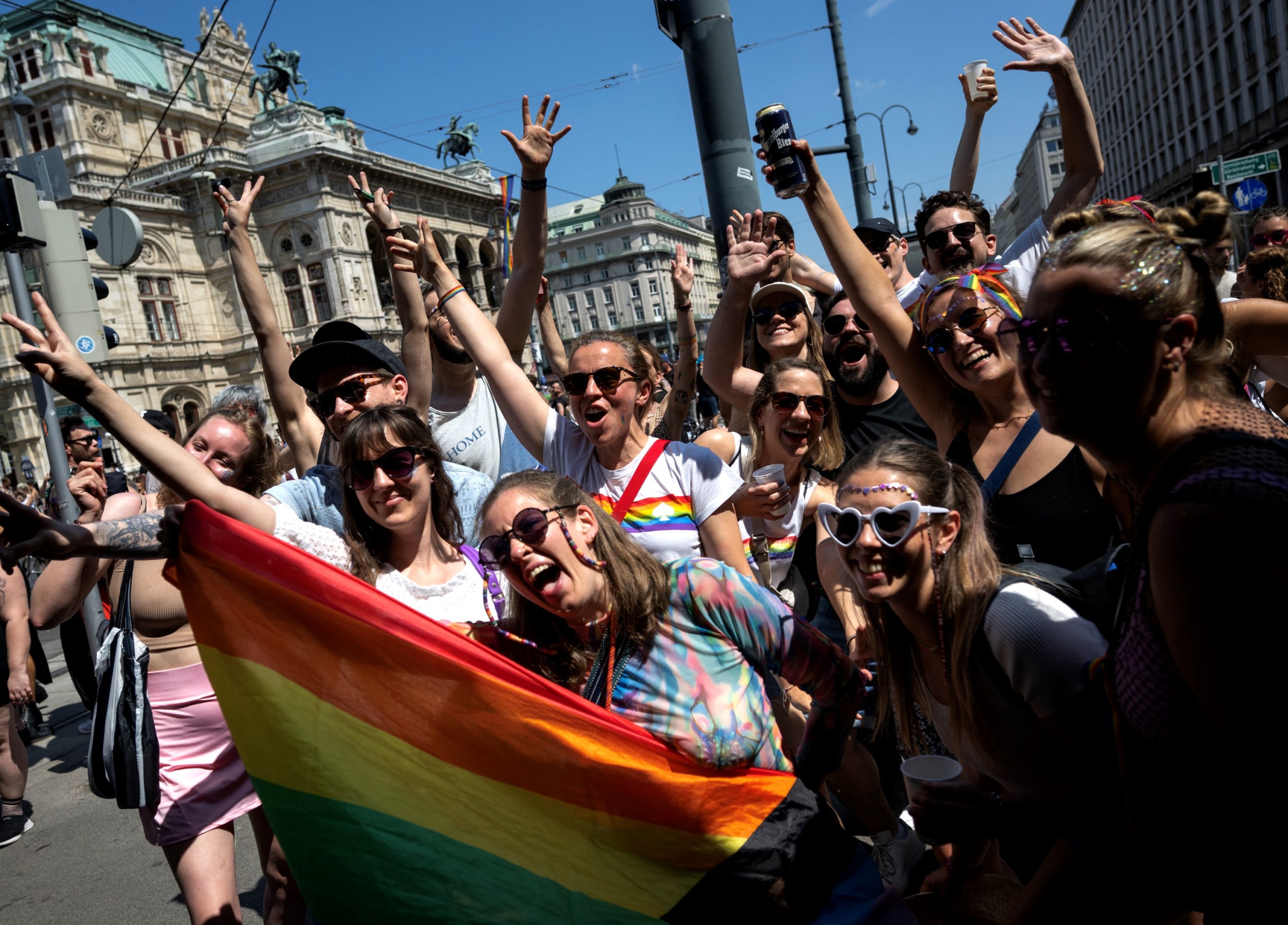 A bécsi Pride-on hatalmas bulit csaptak, 250 ezren is lehettek a résztvevők.