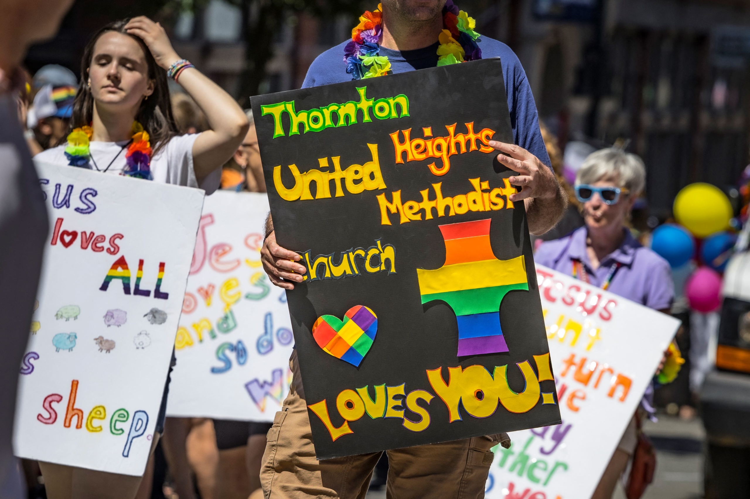 Néhány helyen az egyház is elfogadóan tekint a szexuális kisebbségekre: a portlandi Pride-on jelent meg ez a tábla, mely szerint a helyi metodista közösség szeretettel várja a meleg híveket.