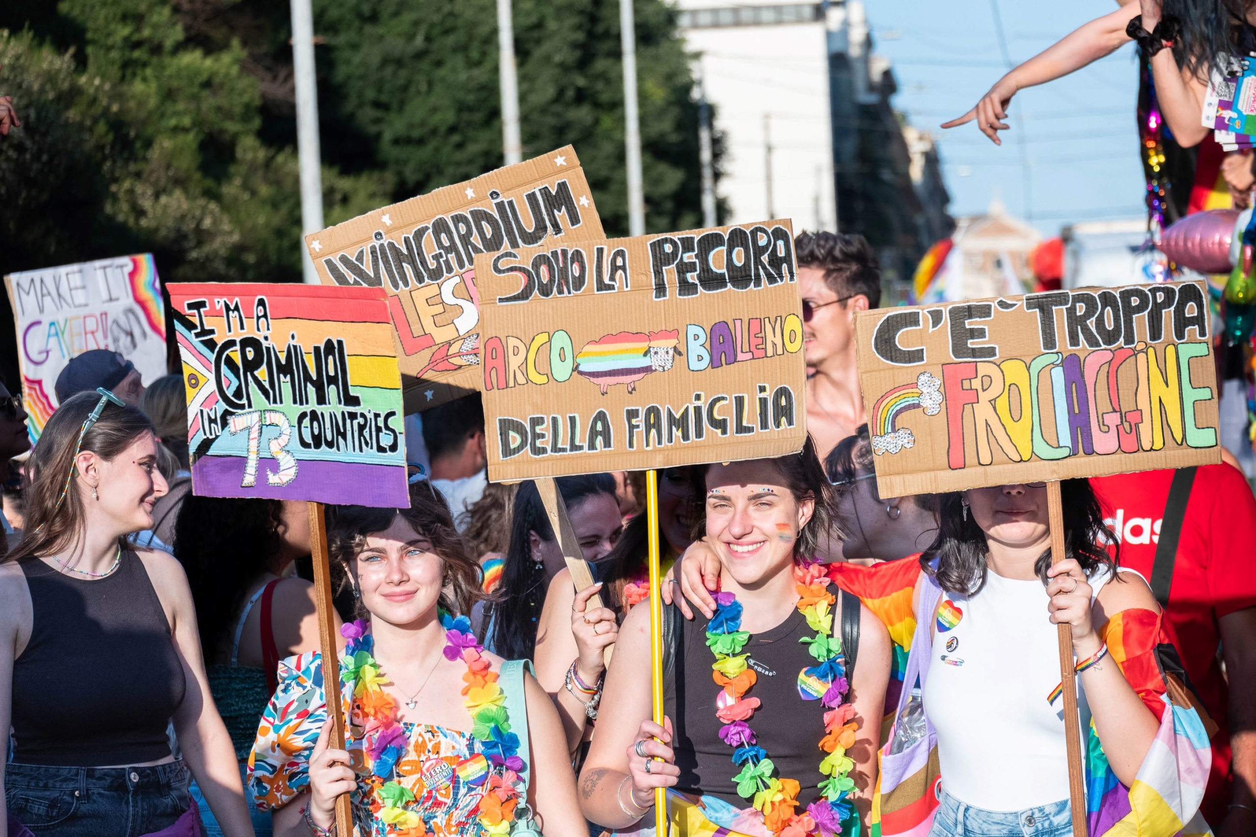 A római Pride-on is megjelentek a politikai üzenetek.