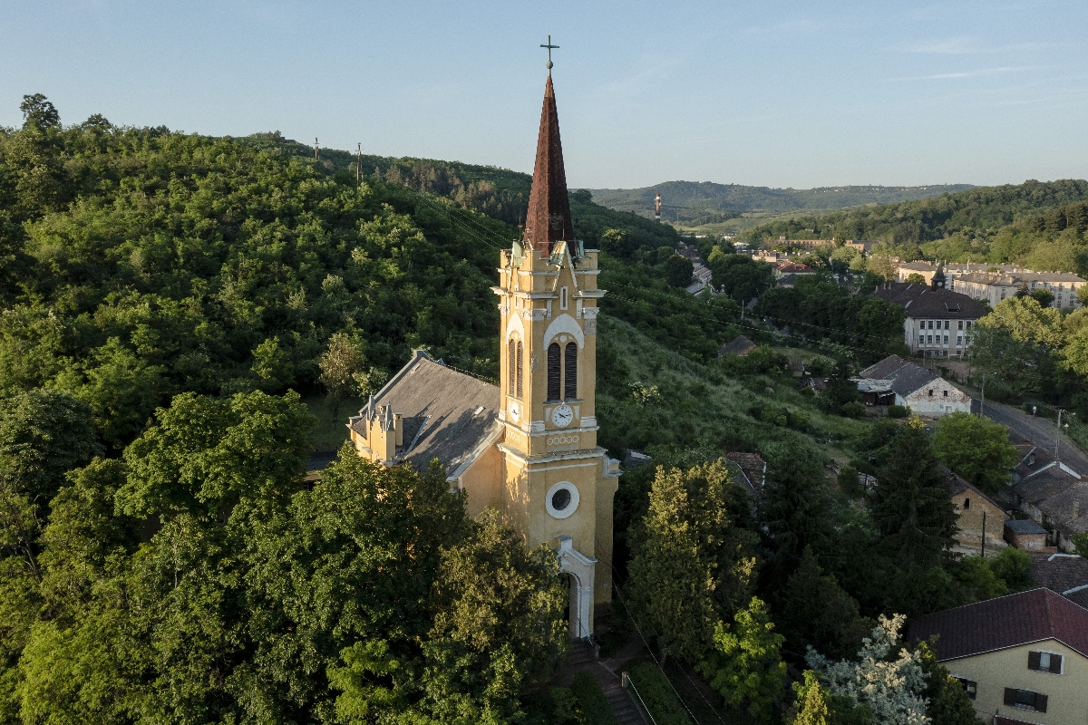 A drónnal készült felvételen az evangélikus templom Salgótarjánban 2023. június 1-jén.