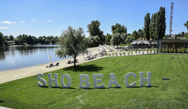 A főváros első, természetes vízi strandja, az SHO Beach a Lágymányosi-öbölben, a főváros legújabb városnegyedében a BudaPart mentén, a Kopaszi-gáton.