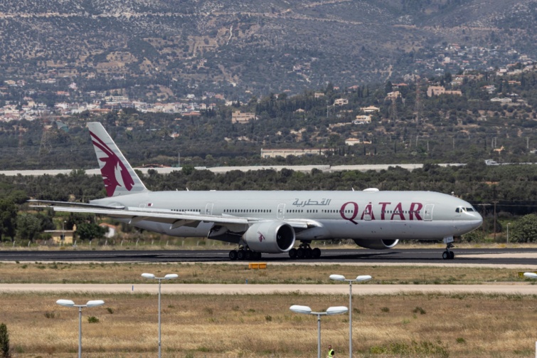 A Qatar Airways gépe az athéni reptéren.