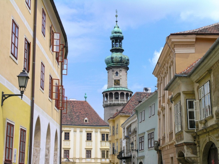 Soproni utcakép a tűztoronnyal