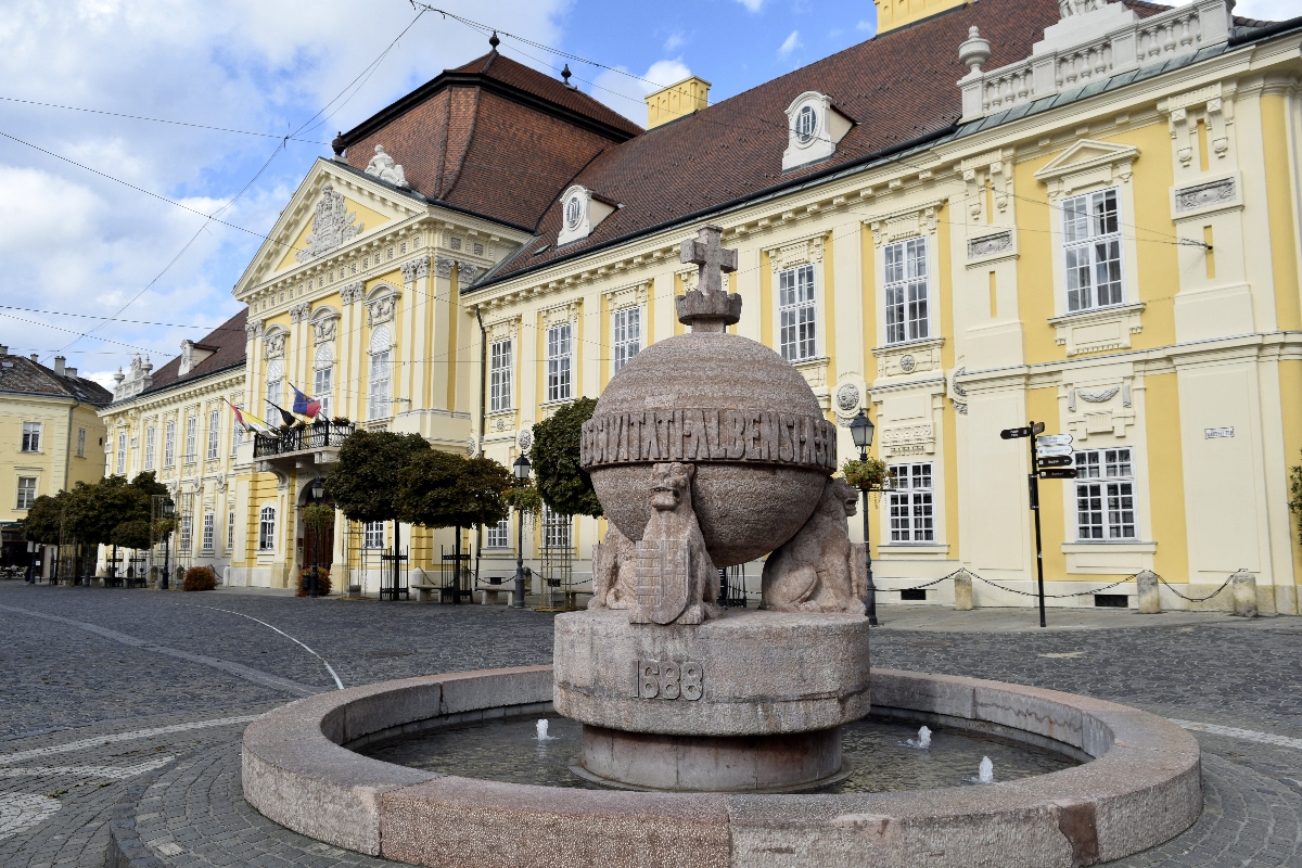 Székesfehérvár, 2022. október 1. A Fehérvári jog, ismertebb nevén az Országalma vörös márvány díszkút a belvárosban a Városház tér közepén