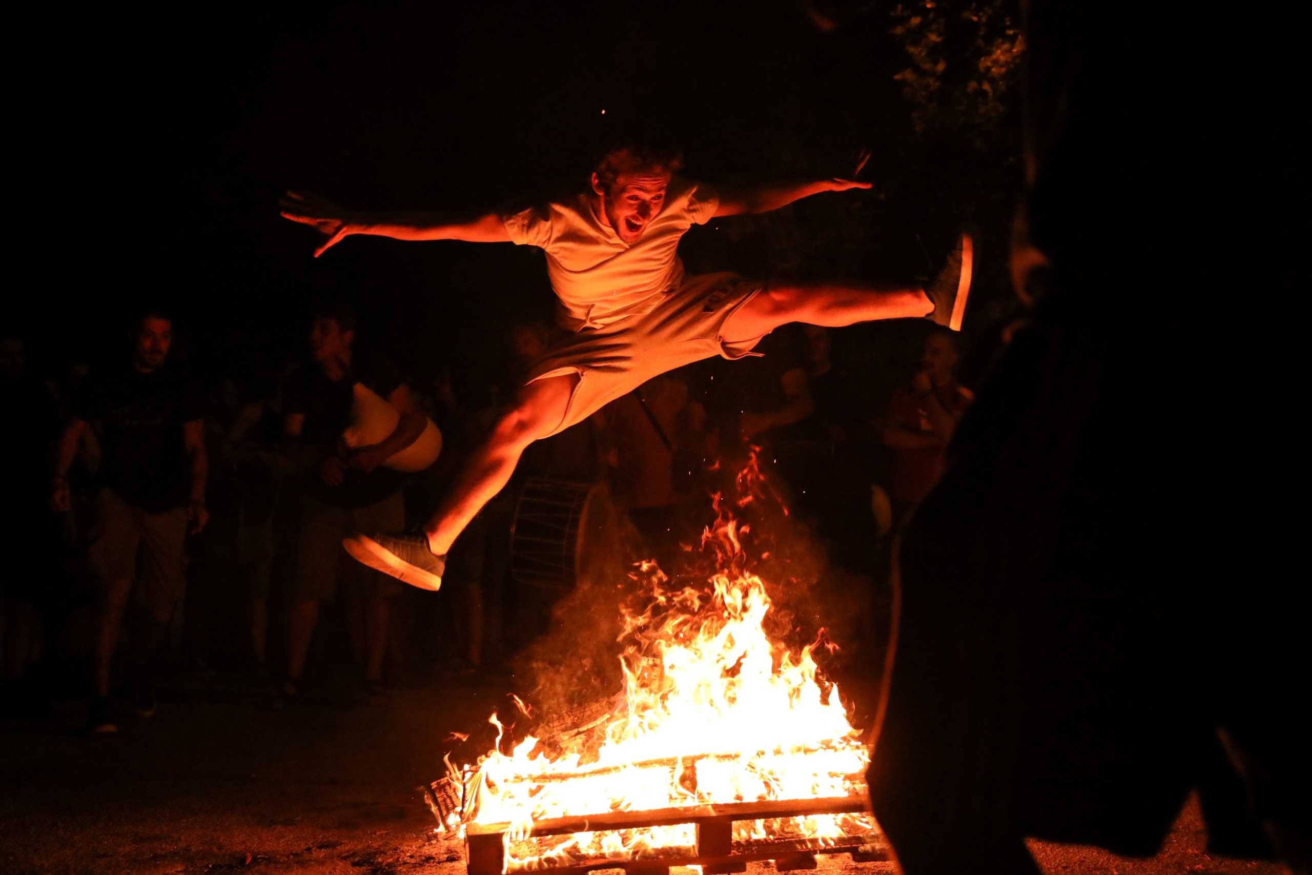 Égő máglyán ugrik át egy férfi a Szent Iván napjának éjszakáján tartott klidonasz ünnepségen Görögországban.