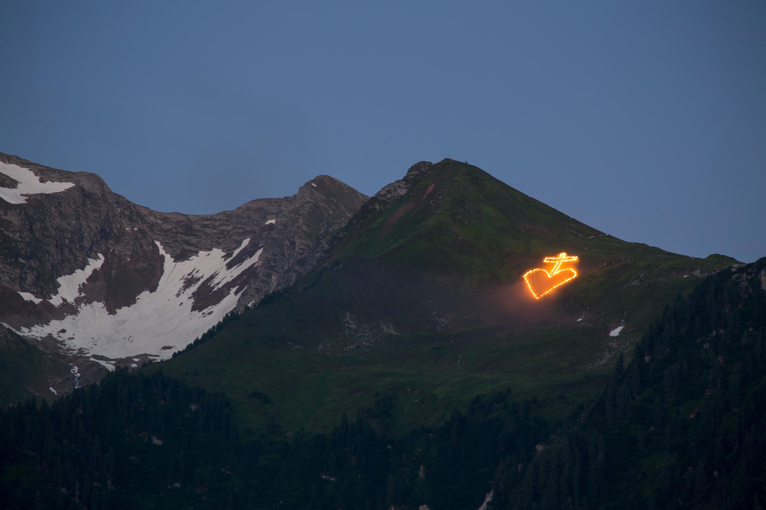 Szentivánéji tűz a tiroli Zillertalban, Ausztriában.