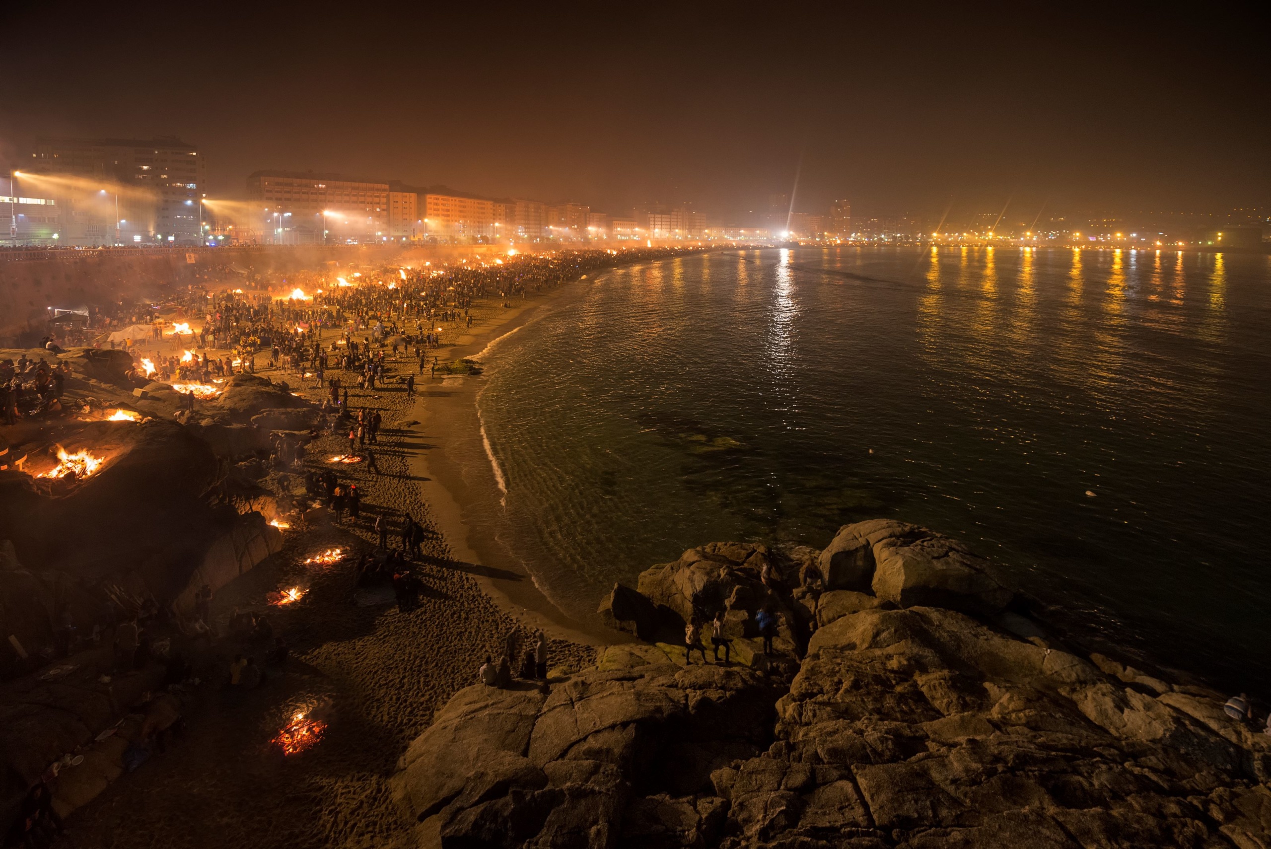 Szentivánéji tüzek A Coruña tengerpartján Spanyolországban.