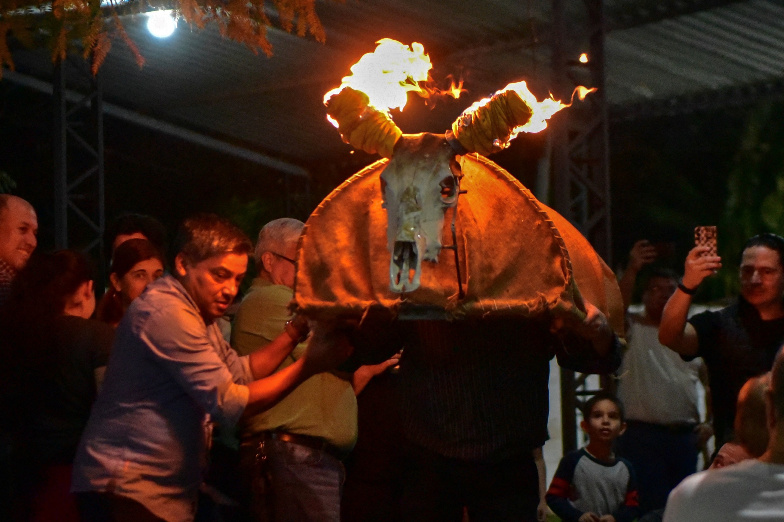 Égő bikakoponya a szentivánéji felvonuláson Paraguayban.