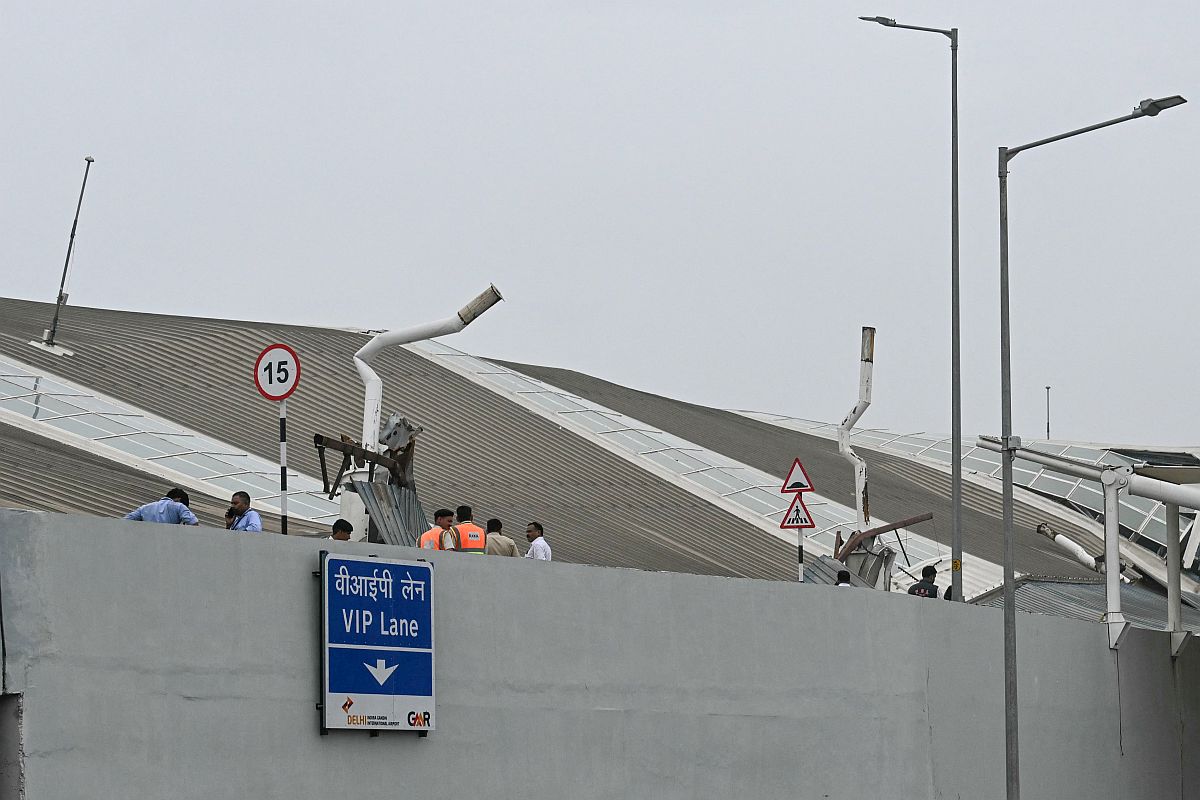A központi repülőtér beomlott tetőszerkezete Újdelhiben.