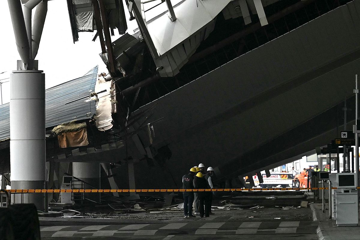 A központi repülőtér beomlott tetőszerkezete Újdelhiben.