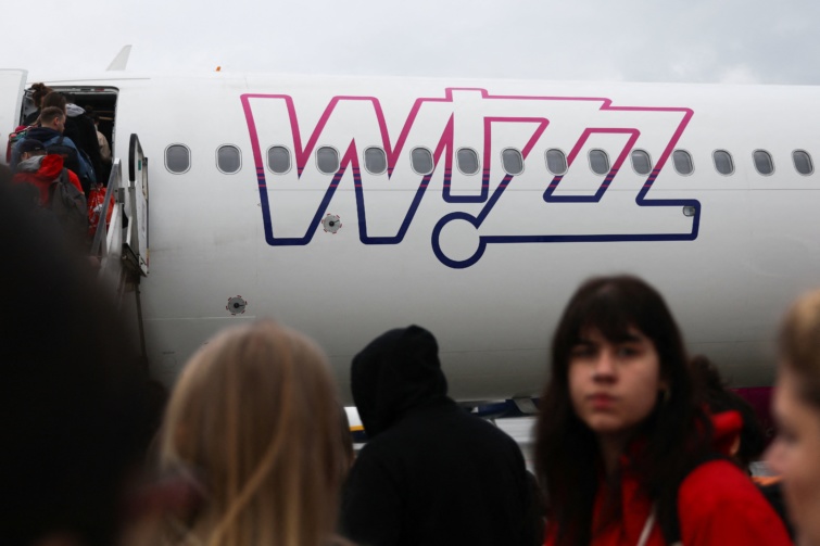 Utasok állnak sorba a Wizz Air gépe előtt.