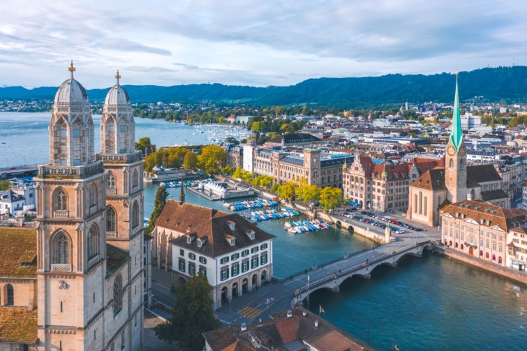 Zürich történelmi óvárosa festői látképet nyújt.