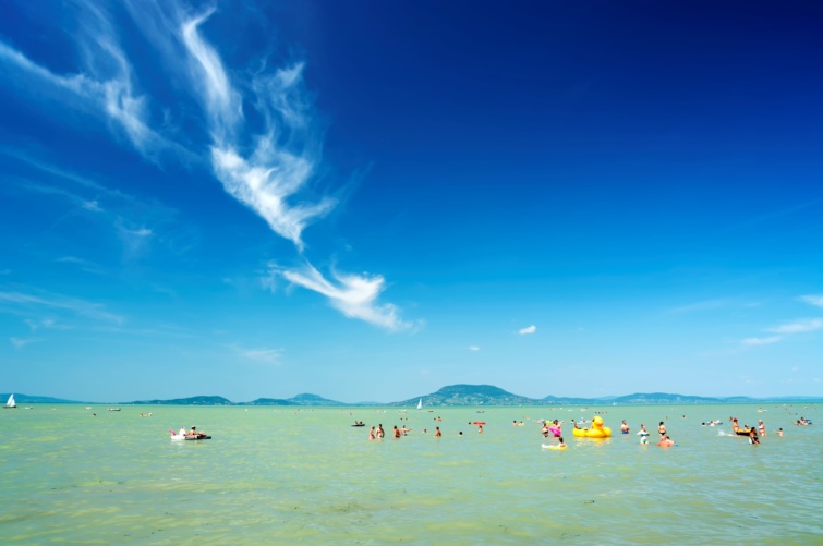 Fürdőzők a Balatonban.