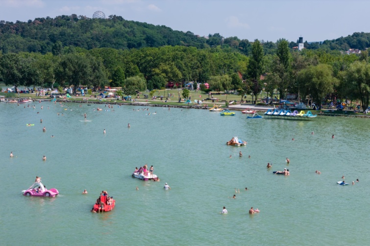 A drónnal készült felvételen fürdőzők a balatonboglári Platán strandon