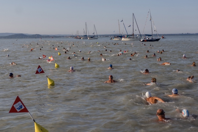 A 41. Lidl Balaton-átúszás résztvevõi megkezdik az 5,2 kilométeres táv teljesítését Révfülöpnél 2023. július 23-án.