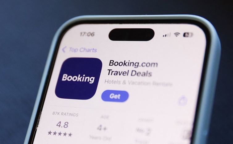 A Booking.com applikációja egy mobiltelefon kijelzőjén.