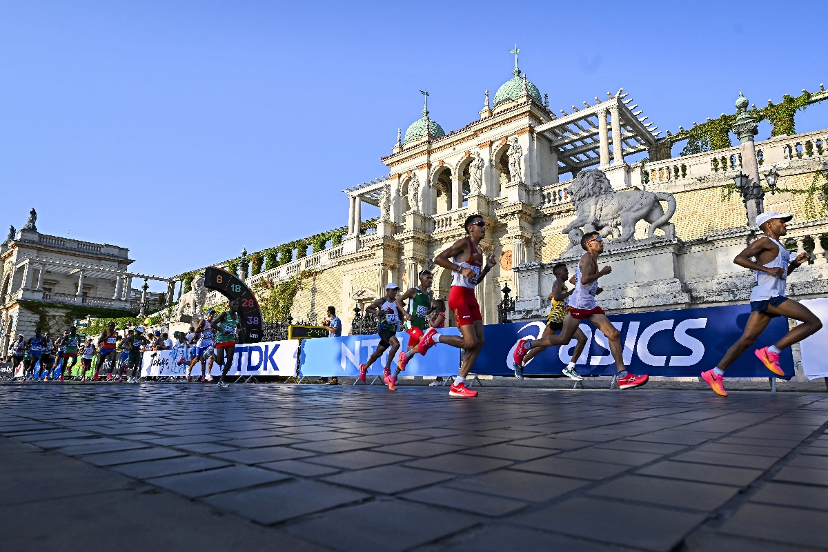 A férfi maratonfutás mezõnye a budapesti atlétikai világbajnokságon a Várkert Bazárnál 2023. augusztus 27-én.