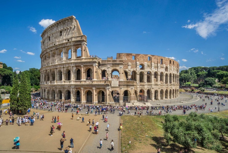A Colosseum Rómában körülötte emberek