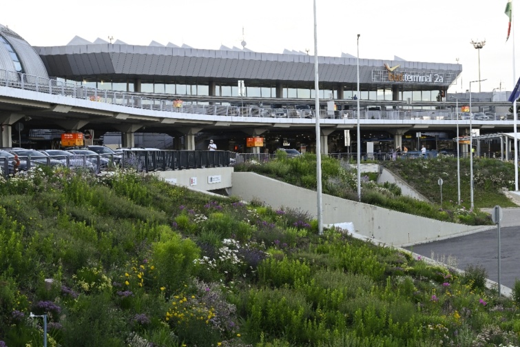 A Budapest Liszt Ferenc Nemzetközi Repülõtér 2-es terminálja 2024. június 6-án. Ezen a napon aláírásra került a repülőteret üzemeltető Budapest Airport Zrt. adás-vételi szerződése, így közel 20 év után újra nemzeti többségi tulajdonba került a reptér. A megállapodásnak köszönhetően a magyar állam vételár arányosan 80 százalékos tulajdonrészt szerez a Budapest Airport Zrt.-ben, a francia társ befektető VINCI pedig 20 százalékot.