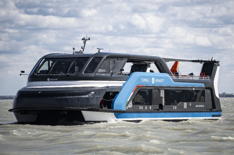 A Balatoni Hajózási Zrt. (Bahart) Tomaj elnevezésû új katamaránja érkezik Balatonfüredre