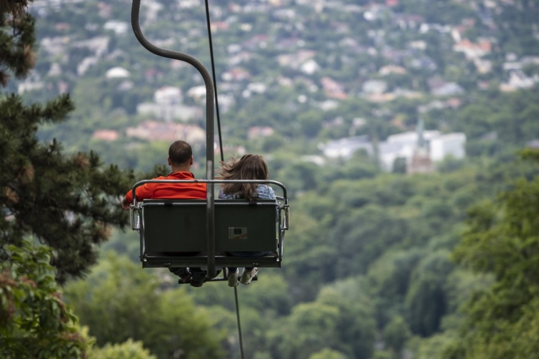 Utasok a Zugligeti Libegőn 2020. május 30-án. A gyermeknapi hétvégétől újra üzemel a lebegő, júniusban és júliusban hétvégén és ünnepnap várják a kirándulókat.