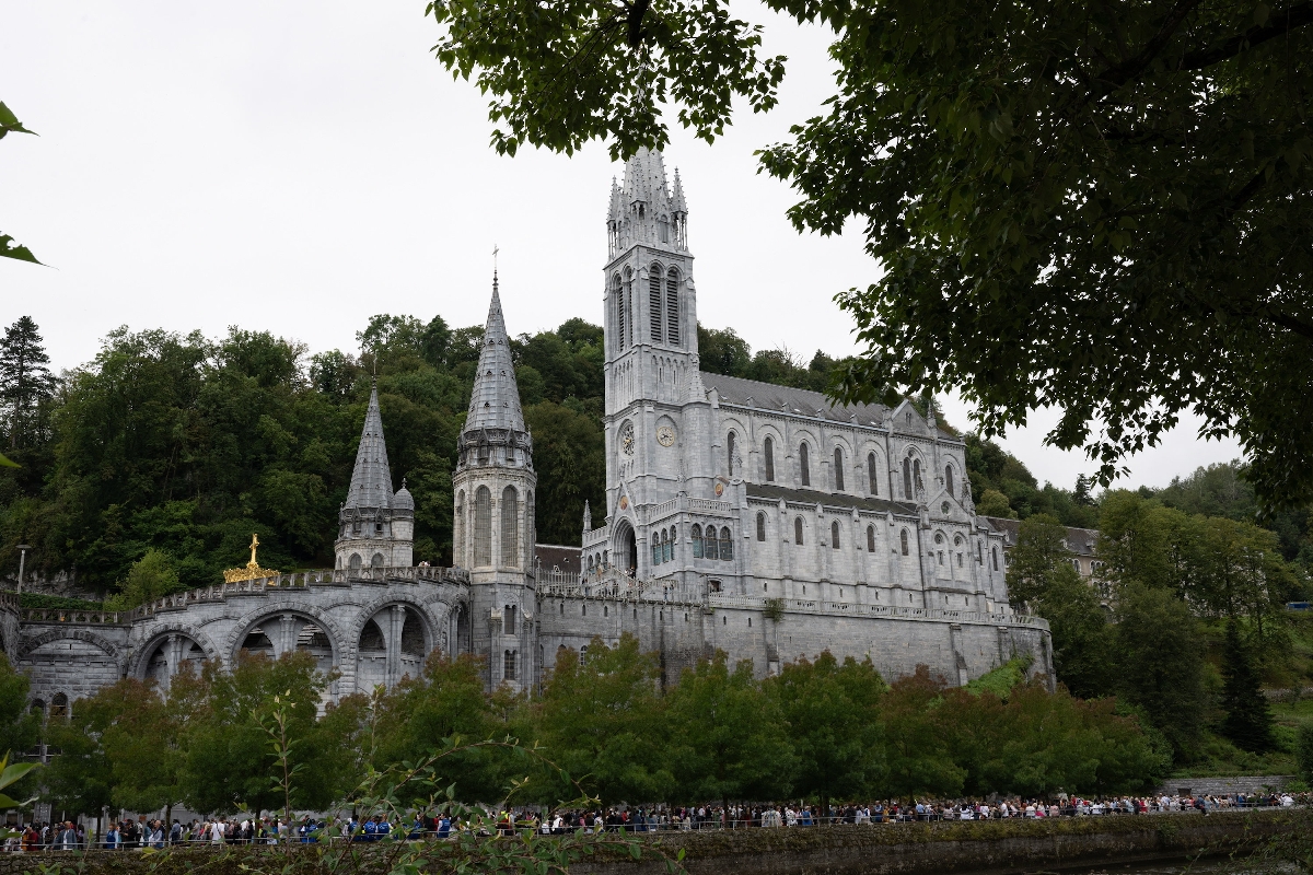 Lourdes 1858-ban vált világhírűvé, amikor az egyház tanítása szerint a 14 éves Soubirous Bernadettnek (Szent Bernadett) 18 alkalommal megjelent Szűz Mária.