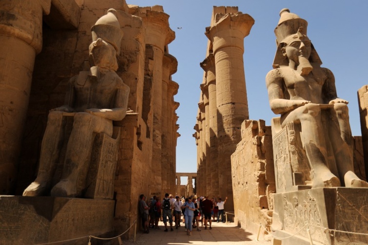 Látogatók az egyiptomi Luxor templomában