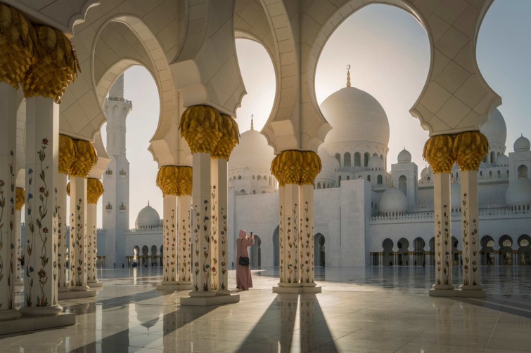 A Zájed Sejk mecset egy női alakkal a képen