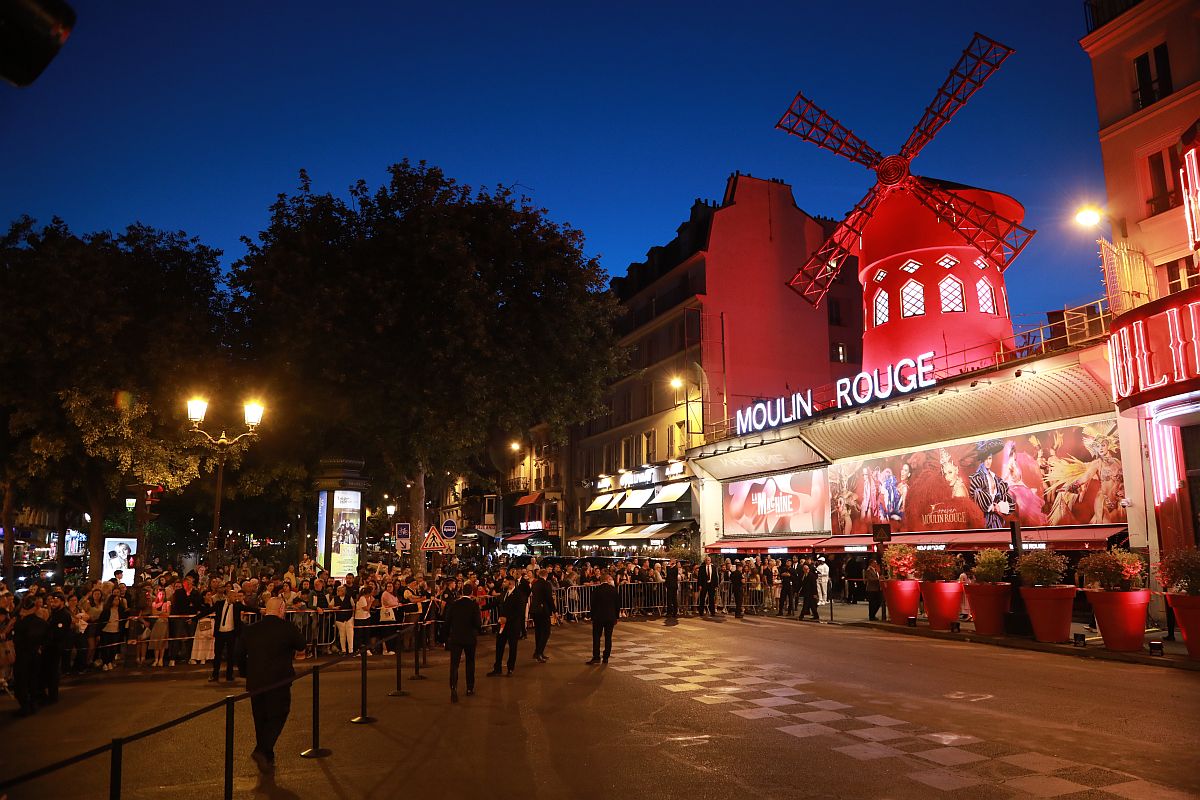 Tömeg a Moulin Rouge előtt.