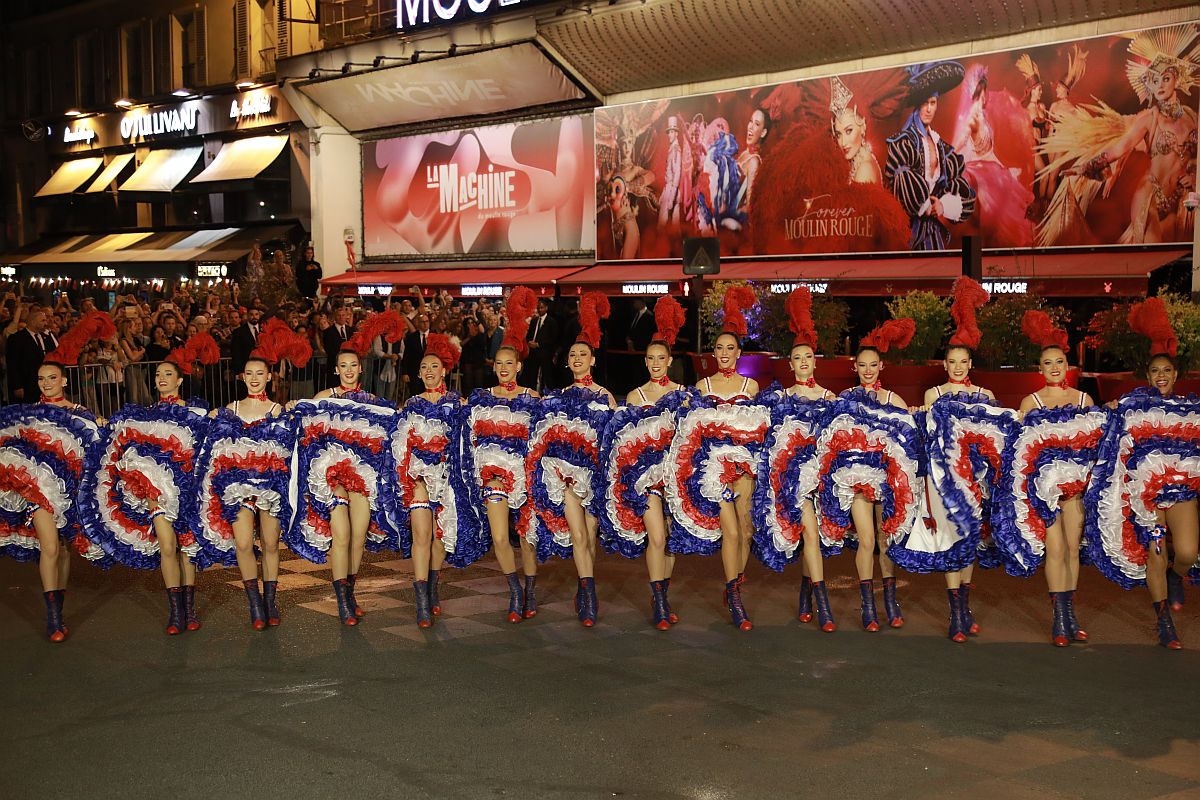 Kánkántáncosok a Moulin Rouge előtt.