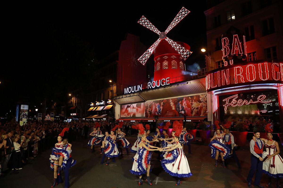 Kánkántáncosok a Moulin Rouge előtt.