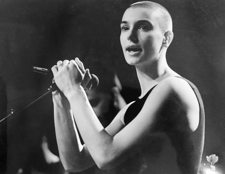 Sinéad O'Connor énekesnő.