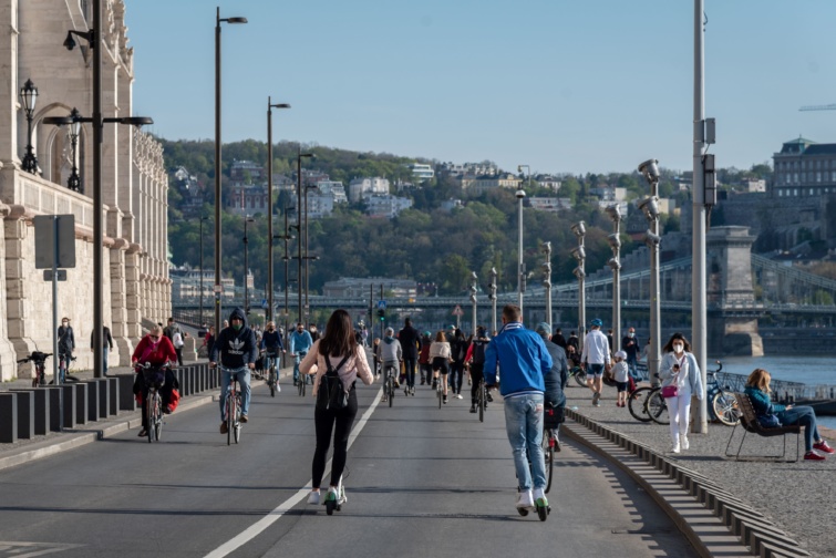 Rollerezők és sétálók a Pesti alsó rakparton 2021-ben.