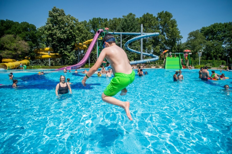 Strandolók a Rómaifürdőn.