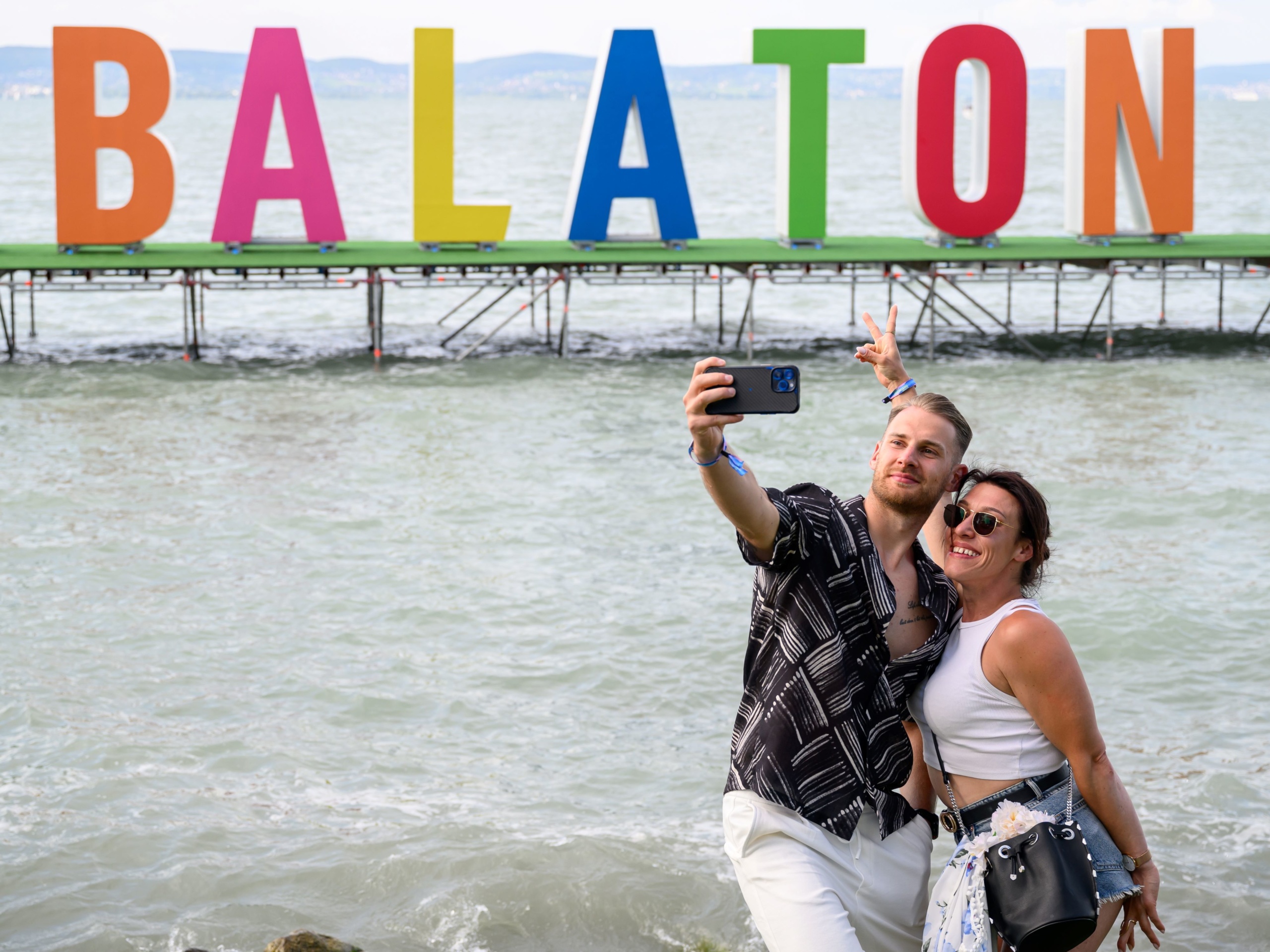 A Balaton Soundon fotózkodó pár.