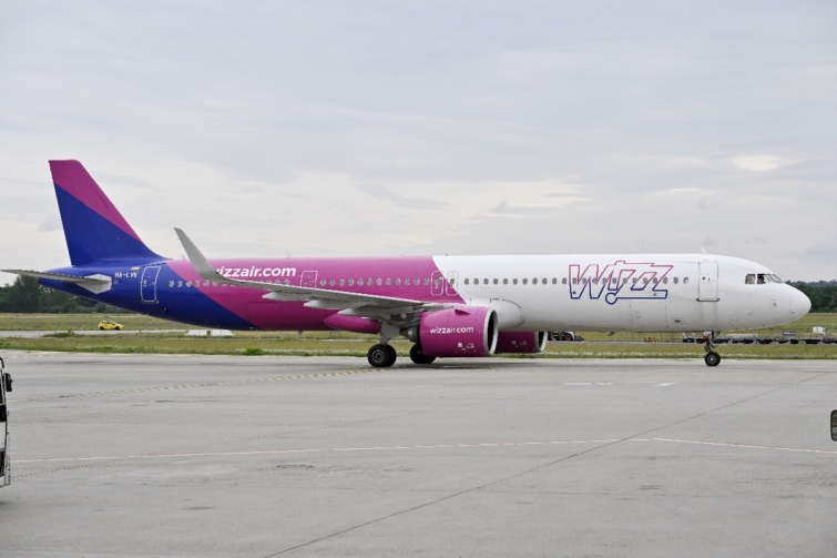 A Wizz Air légitársaság Airbus A321-271NX típusú repülőgépe