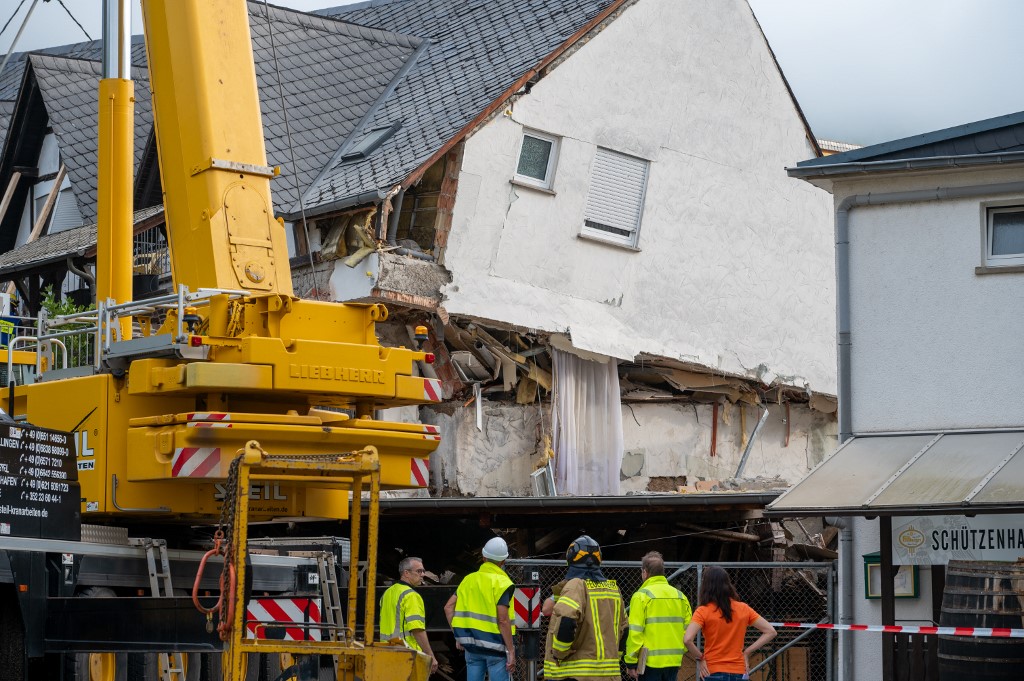 Összeomlott hotel Németországban, megkezdték a mentést