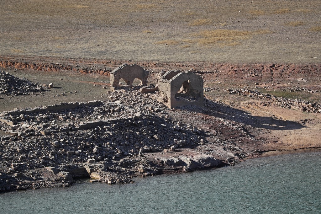 Katalan templomrom egy kiszáradt víztározó medrében