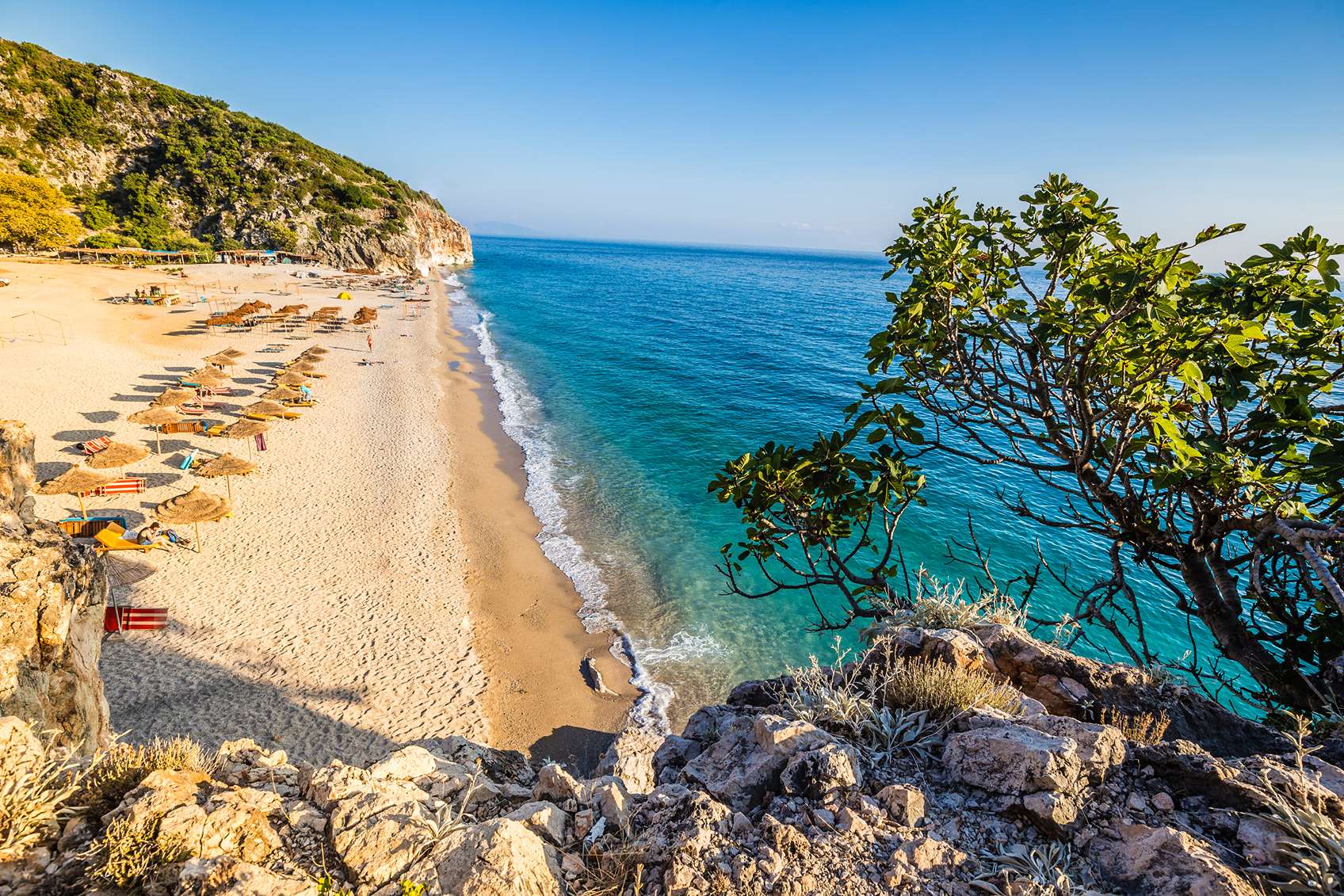 Látkép egy szikláról a Gjipe strandról