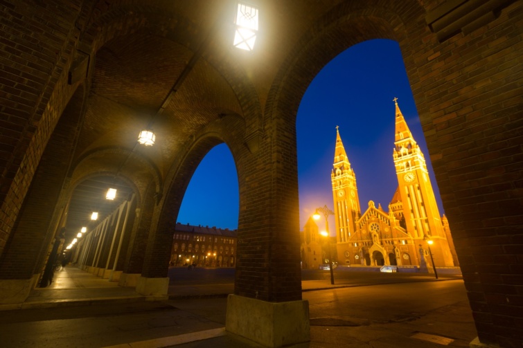 Szegeden a Dóm tér esti képe