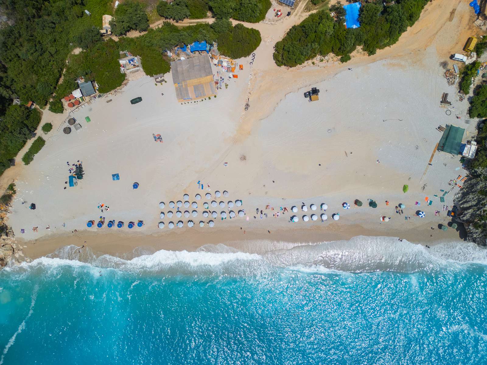 Felülnézetből a Gjipe strand