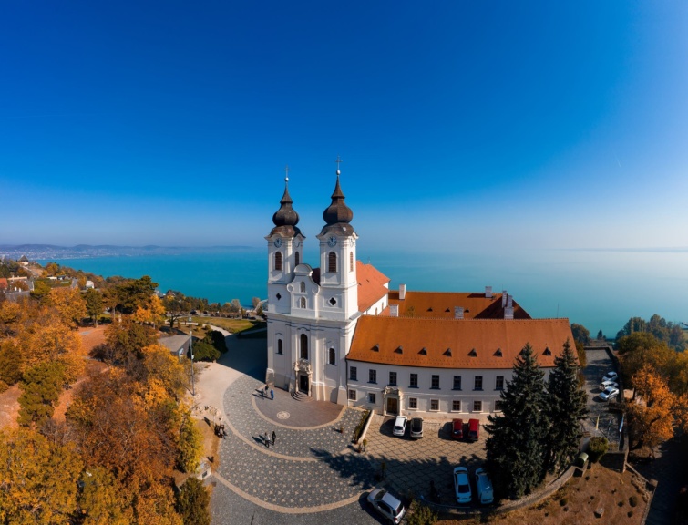 Az őszi Tihany háttérben a Balaton