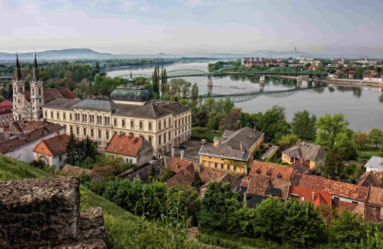 Esztergom városa felülnézetből