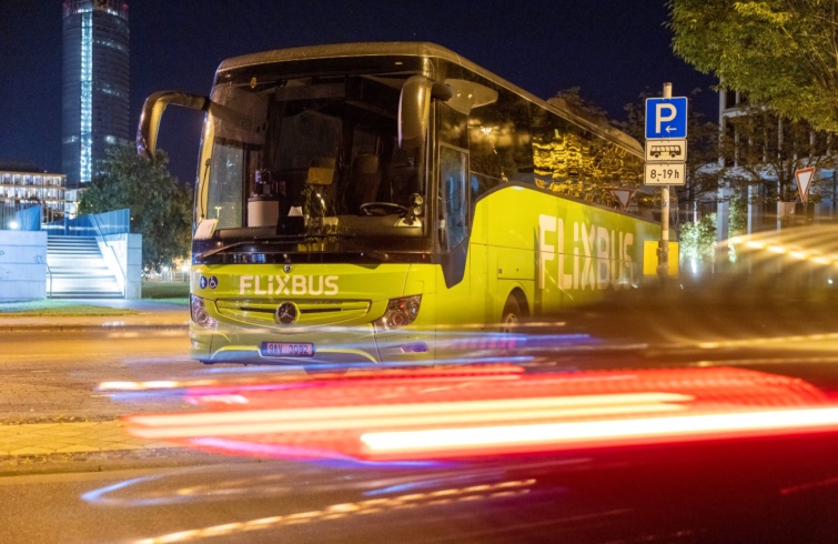 A Flixbus cég járműve az éjszakai utcán.