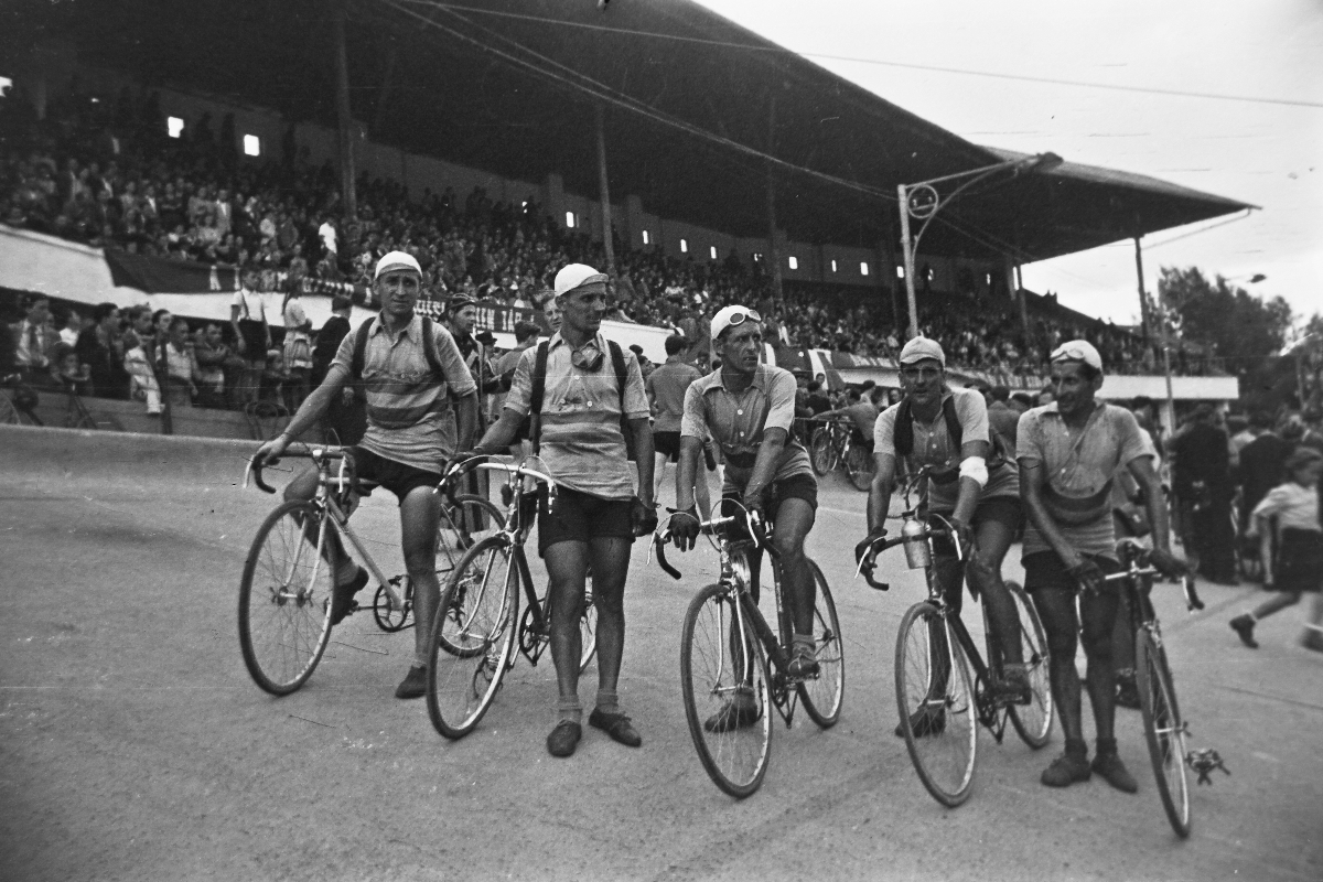 Szabó József utca, Millenáris pálya, a magyar kerékpáros körverseny (Tour de Hongrie) zárónapja 1949. július 1-én.