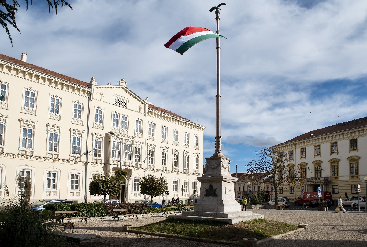 Előtérben a Hűség zászló, balról a Szent Orsolya Római Katolikus Gimnázium, Általános Iskola, Óvoda és Kollégium Sopronban