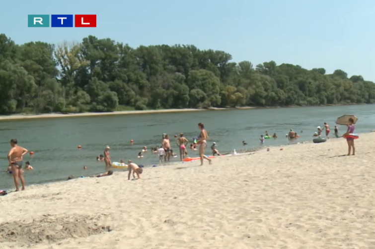 Strand a Duna mentén fürdőzőkkel